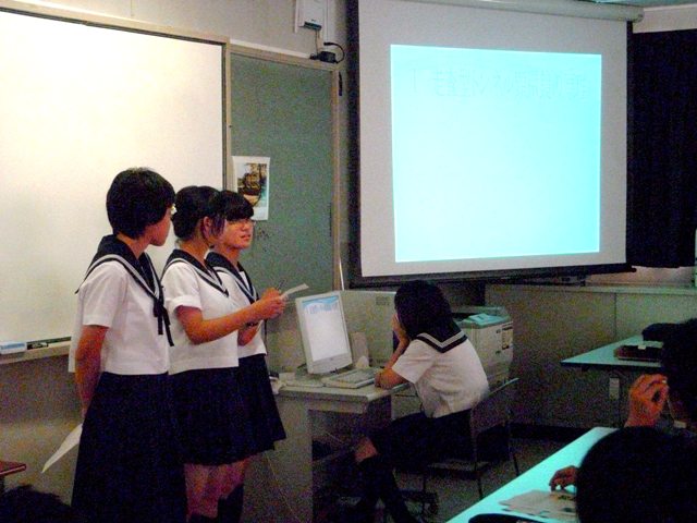 クラス内で実験実習内容を発表