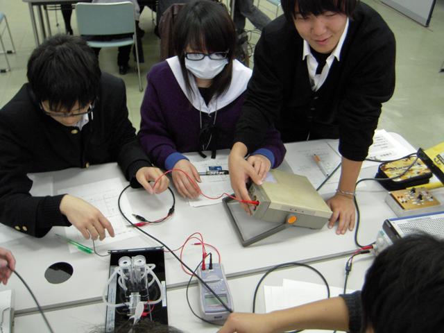 「電池」燃料電池の性能を測定しています